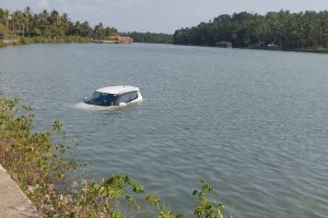 നിയന്ത്രണം വിട്ട കാർ മയ്യഴിപ്പുഴയിലേക്ക് മറിഞ്ഞു; രണ്ടുപേർക്ക് അത്ഭുതകരമായ രക്ഷപ്പെടൽ