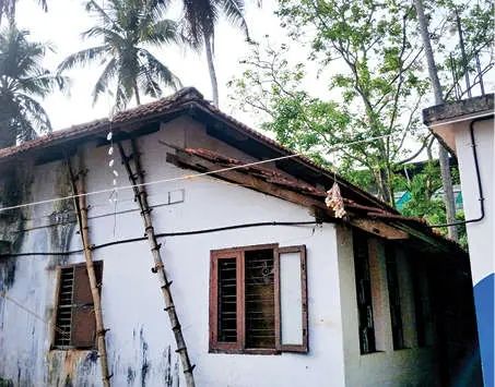 ബേപ്പൂർ നോർത്ത് സബ് പോസ്റ്റോഫീസ് കെട്ടിടം തകർച്ച ഭീഷണിയിൽ; ഭീതിയോടെ ജീവനക്കാരും നാട്ടുകാരും