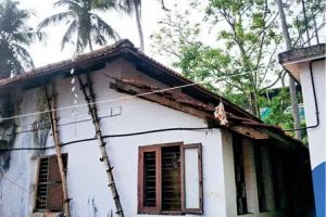 ബേപ്പൂർ നോർത്ത് സബ് പോസ്റ്റോഫീസ് കെട്ടിടം തകർച്ച ഭീഷണിയിൽ; ഭീതിയോടെ ജീവനക്കാരും നാട്ടുകാരും