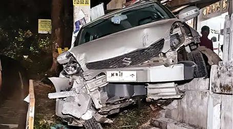 കുറ്റ്യാടി ചുരം റോഡിൽ കാർ നിയന്ത്രണംവിട്ട് അപകടം: രണ്ടുപേർക്ക് പരിക്ക്