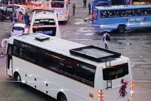 ബസ്സ്റ്റാൻഡിൽ അഭ്യാസപ്രകടനം ടൂറിസ്റ്റ് ബസുകൾ പോലീസ് തടഞ്ഞു