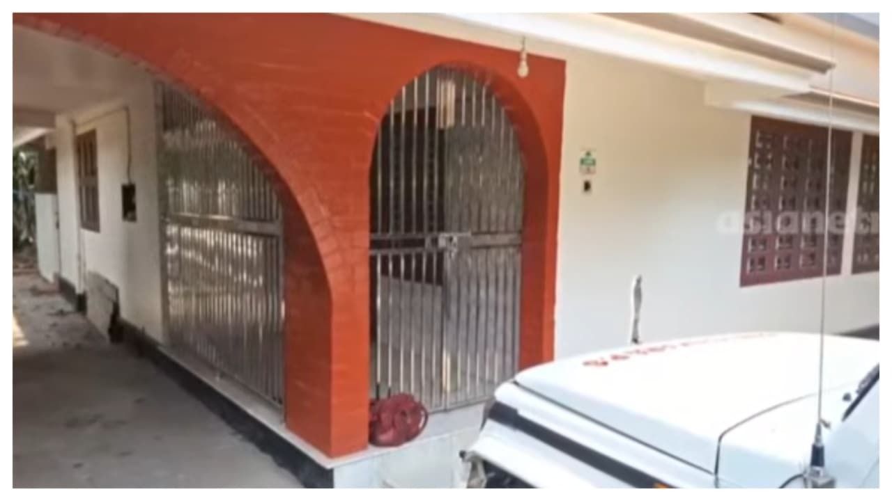 പൂവാട്ടുപറമ്പിൽ വൻ മോഷണം; അടച്ചിട്ട വീട് കുത്തിത്തുറന്ന് 10 പവനും ഡയമണ്ട് കമ്മലുകളും കവർന്നു