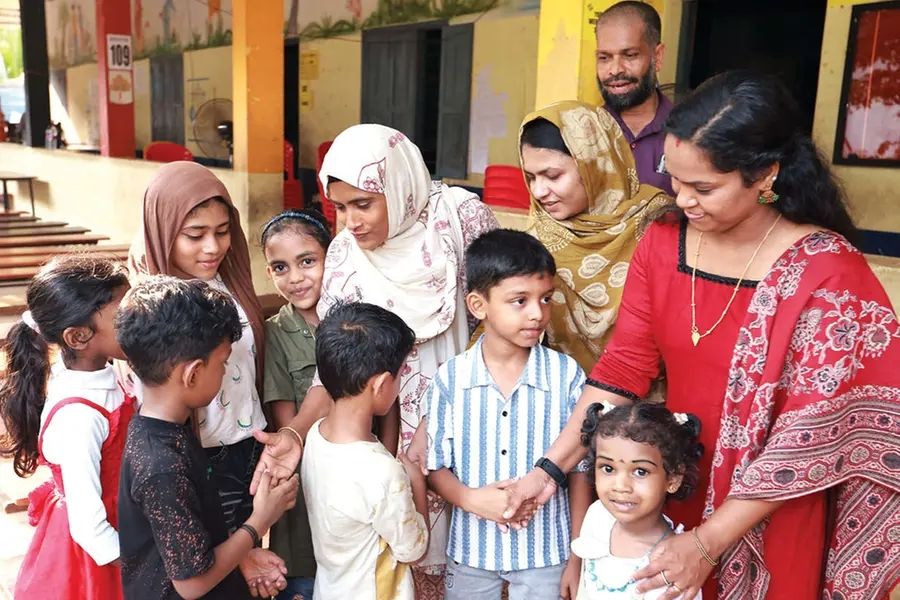 നോവിനിടയിലും പ്രതീക്ഷയേകി പാങ്ങിലെ പുതിയ ഗുരുനാഥർ; സ്നേഹസ്വീകരണവുമായി നാട്