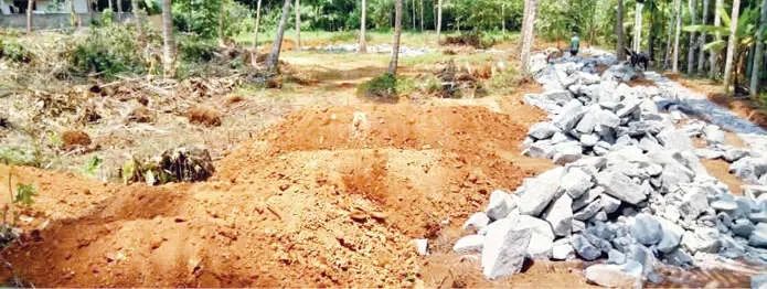 തണ്ണീർത്തടം നികത്തുന്നതിനെതിരെ പ്രതിഷേധം; കൊടുവള്ളിയിൽ വയൽ നികത്തൽ തടഞ്ഞു