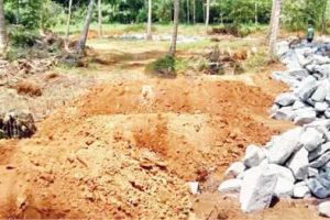 തണ്ണീർത്തടം നികത്തുന്നതിനെതിരെ പ്രതിഷേധം; കൊടുവള്ളിയിൽ വയൽ നികത്തൽ തടഞ്ഞു