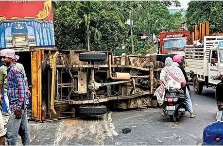 അമ്പലമുക്ക് വളവിൽ പിക്കപ്പ് വാൻ മറിഞ്ഞു; ആറ് പേർക്ക് പരിക്ക്