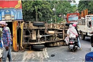 അമ്പലമുക്ക് വളവിൽ പിക്കപ്പ് വാൻ മറിഞ്ഞു; ആറ് പേർക്ക് പരിക്ക്