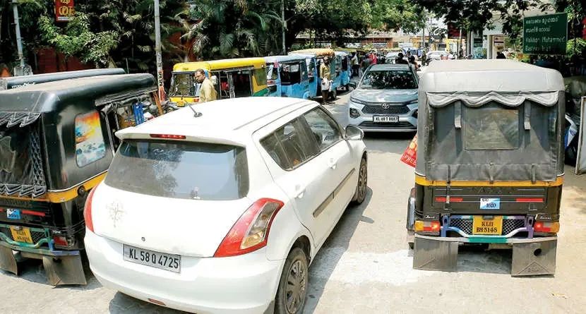 കോഴിക്കോട് വൈക്കം മുഹമ്മദ് ബഷീർ റോഡിൽ പാർക്കിങ് കുരുക്ക് രൂക്ഷമാകുന്നു