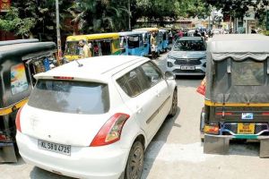 കോഴിക്കോട് വൈക്കം മുഹമ്മദ് ബഷീർ റോഡിൽ പാർക്കിങ് കുരുക്ക് രൂക്ഷമാകുന്നു