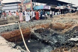 വടകരയിൽ കരിമ്പനത്തോട്ടിലേക്ക് മലിനജലം ഒഴുക്കിയത് തടഞ്ഞു; സംഘർഷാവസ്ഥ