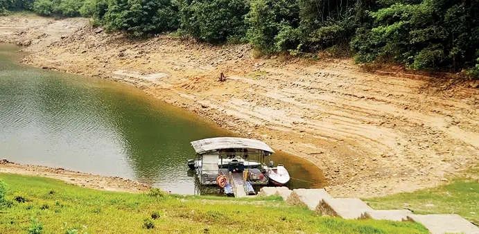 കക്കയം ഹൈഡൽ ടൂറിസം കേന്ദ്രത്തിൽ ബോട്ട് സർവീസ് പ്രതിസന്ധിയിൽ; വിനോദസഞ്ചാരികൾ ദുരിതത്തിൽ