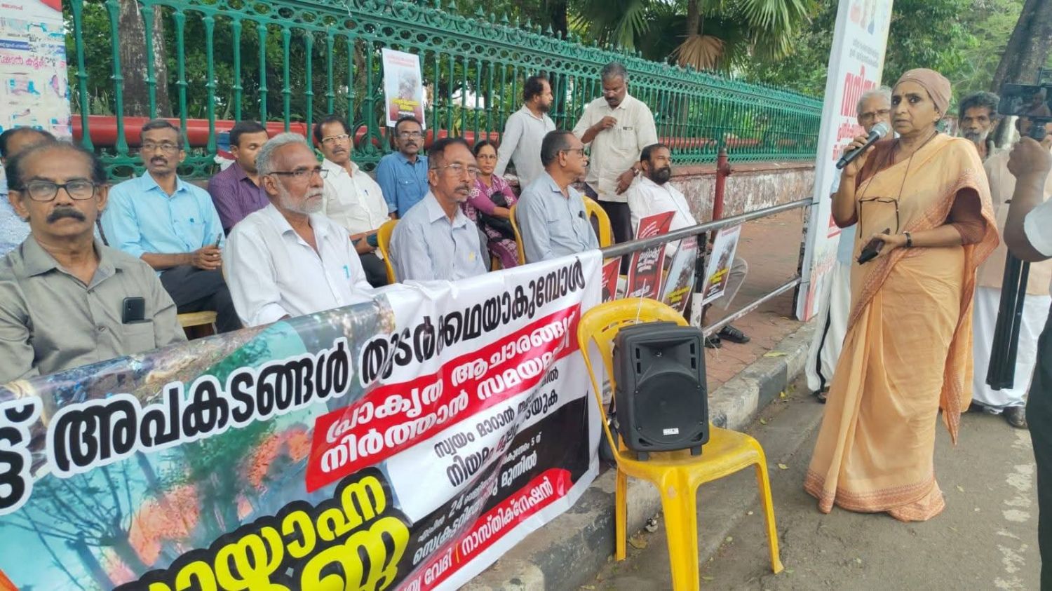 വെടിക്കെട്ടപകടങ്ങൾ തുടർക്കഥയാവുമ്പോൾ വെടിക്കെട്ടപകടങ്ങൾ ഒഴിവാക്കാൻ സർക്കാരുകൾ കർശന നടപടി സ്വീകരിക്കണമെന്ന് ആവശ്യപ്പെട്ട് സായാഹ്ന ധർണ്ണ നടത്തി.