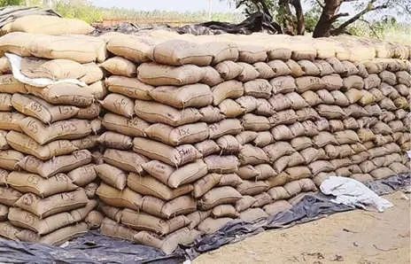 നെല്ലുസംഭരിക്കാൻ ഇടമില്ലാത്ത 'സംഭരണ കേന്ദ്രം'