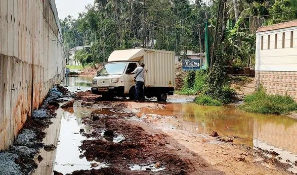 പൊയിൽക്കാവിൽ ദേശീയപാത നിർമ്മാണം പാതിവഴിയിൽ; സർവീസ് റോഡ് ചെളിക്കളമായതോടെ യാത്രക്കാർ ദുരിതത്തിൽ