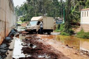 പൊയിൽക്കാവിൽ ദേശീയപാത നിർമ്മാണം പാതിവഴിയിൽ; സർവീസ് റോഡ് ചെളിക്കളമായതോടെ യാത്രക്കാർ ദുരിതത്തിൽ