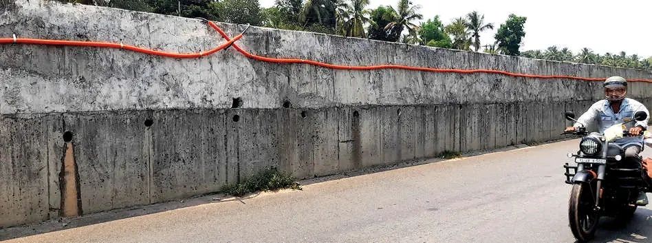 ആറുവരിപ്പാതയിൽ അശാസ്ത്രീയമായി വൈദ്യുതി ലൈൻ നിർമ്മാണം; പൈപ്പിടാൻ മറന്നത് അപകടഭീഷണിയാകുന്നു