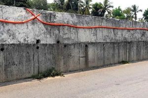 ആറുവരിപ്പാതയിൽ അശാസ്ത്രീയമായി വൈദ്യുതി ലൈൻ നിർമ്മാണം; പൈപ്പിടാൻ മറന്നത് അപകടഭീഷണിയാകുന്നു