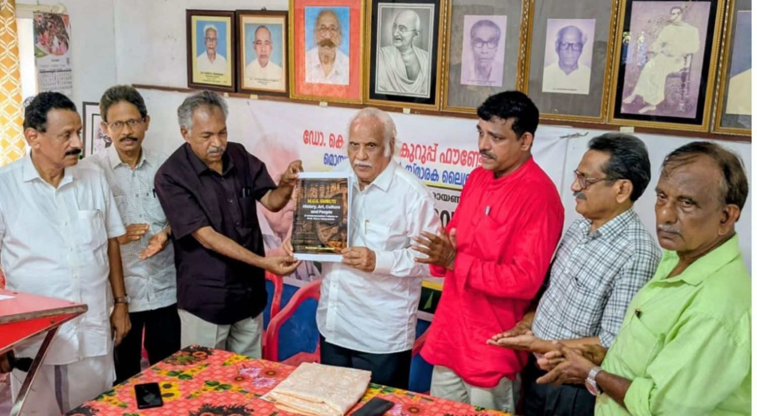 ചരിത്രപണ്ഡിതൻ എം.ജി.എസ്. നാരായണന് സ്മരണാഞ്ജലി; പുസ്തക കവർ പ്രകാശനം ചെയ്തു