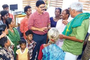 വയനാട് മരിയനാട് ഭൂസമരസമിതിയുടെ പ്രതിഷേധം: സ്വന്തം മണ്ണെന്ന ആവശ്യവുമായി ആദിവാസി കുടുംബങ്ങൾ പാലക്കാട്ട്