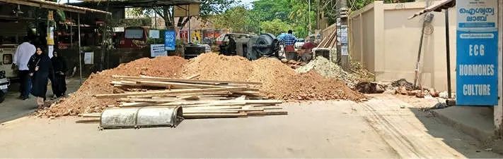 കൊയിലാണ്ടി റെയിൽവേ സ്റ്റേഷൻ റോഡിൽ ഗതാഗതനിയന്ത്രണം: ഓവുചാൽ നിർമാണം തുടരുന്നു