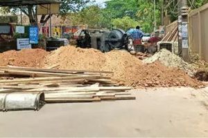 കൊയിലാണ്ടി റെയിൽവേ സ്റ്റേഷൻ റോഡിൽ ഗതാഗതനിയന്ത്രണം: ഓവുചാൽ നിർമാണം തുടരുന്നു