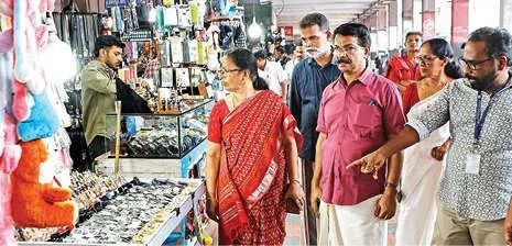 കോഴിക്കോട് പുതിയ ബസ് സ്റ്റാൻഡിൽ മേയറുടെ മിന്നൽപ്പരിശോധന; യാത്രക്കാർക്ക് കുടിവെള്ളവും ശുചിത്വവും ഉറപ്പാക്കും