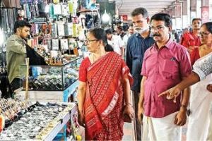 കോഴിക്കോട് പുതിയ ബസ് സ്റ്റാൻഡിൽ മേയറുടെ മിന്നൽപ്പരിശോധന; യാത്രക്കാർക്ക് കുടിവെള്ളവും ശുചിത്വവും ഉറപ്പാക്കും