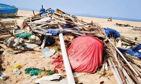 തീരദേശത്ത് ചുഴലിക്കാറ്റിൽ വ്യാപക നാശനഷ്ട‌ം; ഒരാൾക്ക് പരിക്ക്