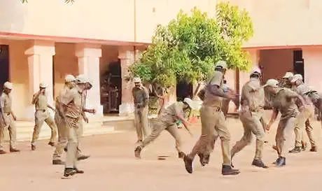 പരേഡിനിടെ ചേര; ചിതറിയോടി പോലീസുകാർ