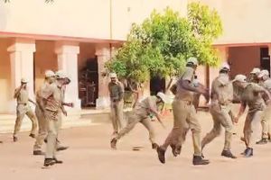 പരേഡിനിടെ ചേര; ചിതറിയോടി പോലീസുകാർ