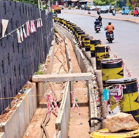 മാനാഞ്ചിറ-മലാപ്പറമ്പ് റോഡ് നവീകരണം: പൈപ്പ് ചോർച്ചയും മലിനജല ഭീഷണിയും ആശങ്കയാകുന്നു