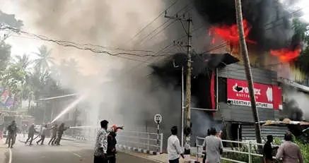 പുറമേരിയിൽ ഇലക്ട്രിക് സ്‌കൂട്ടർ ഷോറൂമിന് തീപിടിച്ചു: മൂന്ന് കോടിയുടെ നാശനഷ്ടം