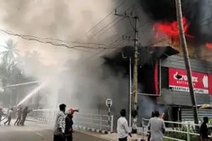പുറമേരിയിൽ ഇലക്ട്രിക് സ്‌കൂട്ടർ ഷോറൂമിന് തീപിടിച്ചു: മൂന്ന് കോടിയുടെ നാശനഷ്ടം