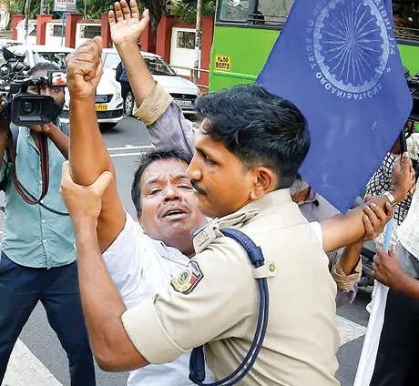 നിതിൻ രാജിന്റെ മരണം: ജില്ലയിൽ ഹർത്താൽ; വാഹനങ്ങൾ തടഞ്ഞു, കടകൾ അടപ്പിച്ചു