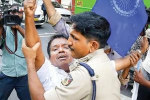 നിതിൻ രാജിന്റെ മരണം: ജില്ലയിൽ ഹർത്താൽ; വാഹനങ്ങൾ തടഞ്ഞു, കടകൾ അടപ്പിച്ചു