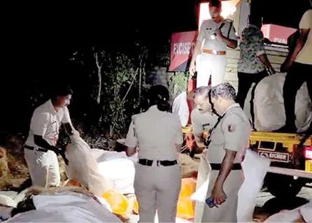 മുത്തങ്ങയിൽ വൻ പുകയില വേട്ട: ചകിരിക്കുള്ളിൽ ഒളിപ്പിച്ചു കടത്തിയ 195 ചാക്ക് ഉത്പന്നങ്ങൾ പിടികൂടി