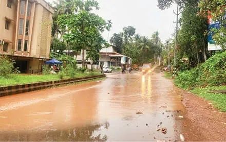 ഓവുചാലില്ലാതെ കക്കട്ടിൽ സംസ്ഥാനപാത: മഴക്കാലത്ത് ദുരിതയാത്ര ഉറപ്പ്