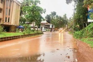 ഓവുചാലില്ലാതെ കക്കട്ടിൽ സംസ്ഥാനപാത: മഴക്കാലത്ത് ദുരിതയാത്ര ഉറപ്പ്