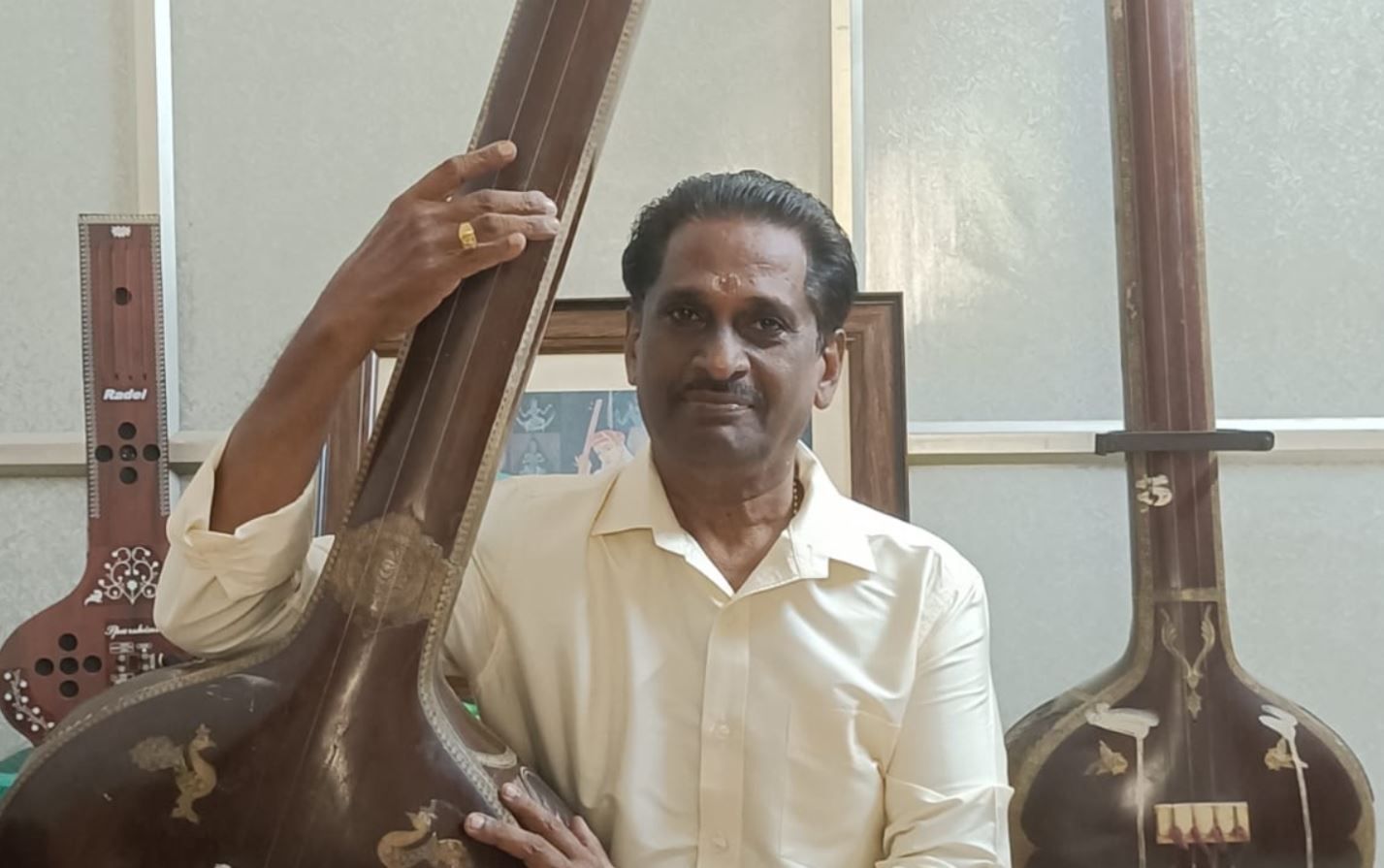 വറ്റാത്ത ഉറവ പോലെ സ്വരരാഗ പ്രവാഹം ഒഴുകുന്നു .. :ചാലക്കര പുരുഷു