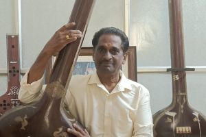വറ്റാത്ത ഉറവ പോലെ സ്വരരാഗ പ്രവാഹം ഒഴുകുന്നു .. :ചാലക്കര പുരുഷു