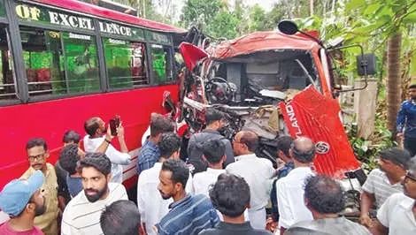 വെള്ളിയൂർ: ബസും ടാങ്കർ ലോറിയും കൂട്ടിയിടിച്ച് നാൽപ്പതോളം പേർക്ക് പരിക്ക്; വൻ ദുരന്തം ഒഴിവായത് ഭാഗ്യം കൊണ്ട്