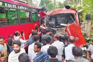 വെള്ളിയൂർ: ബസും ടാങ്കർ ലോറിയും കൂട്ടിയിടിച്ച് നാൽപ്പതോളം പേർക്ക് പരിക്ക്; വൻ ദുരന്തം ഒഴിവായത് ഭാഗ്യം കൊണ്ട്