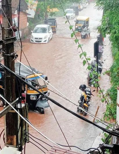 ശക്തമായ വേനൽമഴയിൽ വാണിയൂർ റോഡ് വെള്ളക്കെട്ടിലായി; കടകളിലും വെള്ളം കയറി