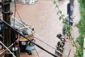 ശക്തമായ വേനൽമഴയിൽ വാണിയൂർ റോഡ് വെള്ളക്കെട്ടിലായി; കടകളിലും വെള്ളം കയറി