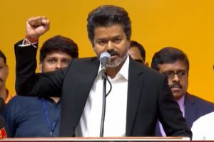 ജനക്കൂട്ടത്തെ ആവേശത്തിലാഴ്ത്തി വിജയ്‌യുടെ സത്യപ്രതിജ്ഞ; തമിഴ്‌നാട്ടിൽ ഇനി 'ദളപതി' ഭരണം