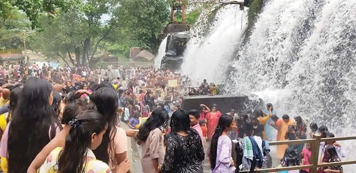 കന്യാകുമാരിയിൽ സഞ്ചാരികളുടെ വൻ തിരക്ക്; വേനൽമഴയെത്തുടർന്ന് തൃപ്പരപ്പിൽ നിയന്ത്രണം