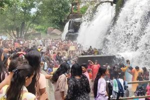 കന്യാകുമാരിയിൽ സഞ്ചാരികളുടെ വൻ തിരക്ക്; വേനൽമഴയെത്തുടർന്ന് തൃപ്പരപ്പിൽ നിയന്ത്രണം