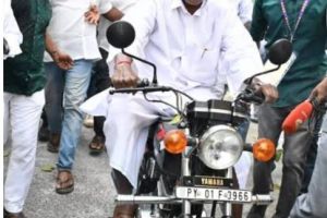 ഇങ്ങിനെയുമുണ്ട് രാജ്യത്ത് ഒരു മുഖ്യമന്ത്രി :ചാലക്കര പുരുഷു