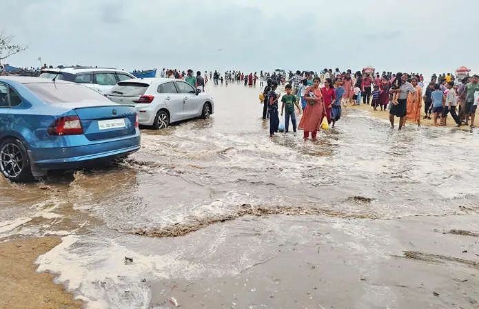 ചാവക്കാട് തീരത്ത് അപ്രതീക്ഷിത കടലേറ്റം: വ്യാപാരസ്ഥാപനങ്ങളിലും റോഡിലും വെള്ളം കയറി