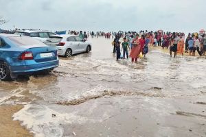 ചാവക്കാട് തീരത്ത് അപ്രതീക്ഷിത കടലേറ്റം: വ്യാപാരസ്ഥാപനങ്ങളിലും റോഡിലും വെള്ളം കയറി